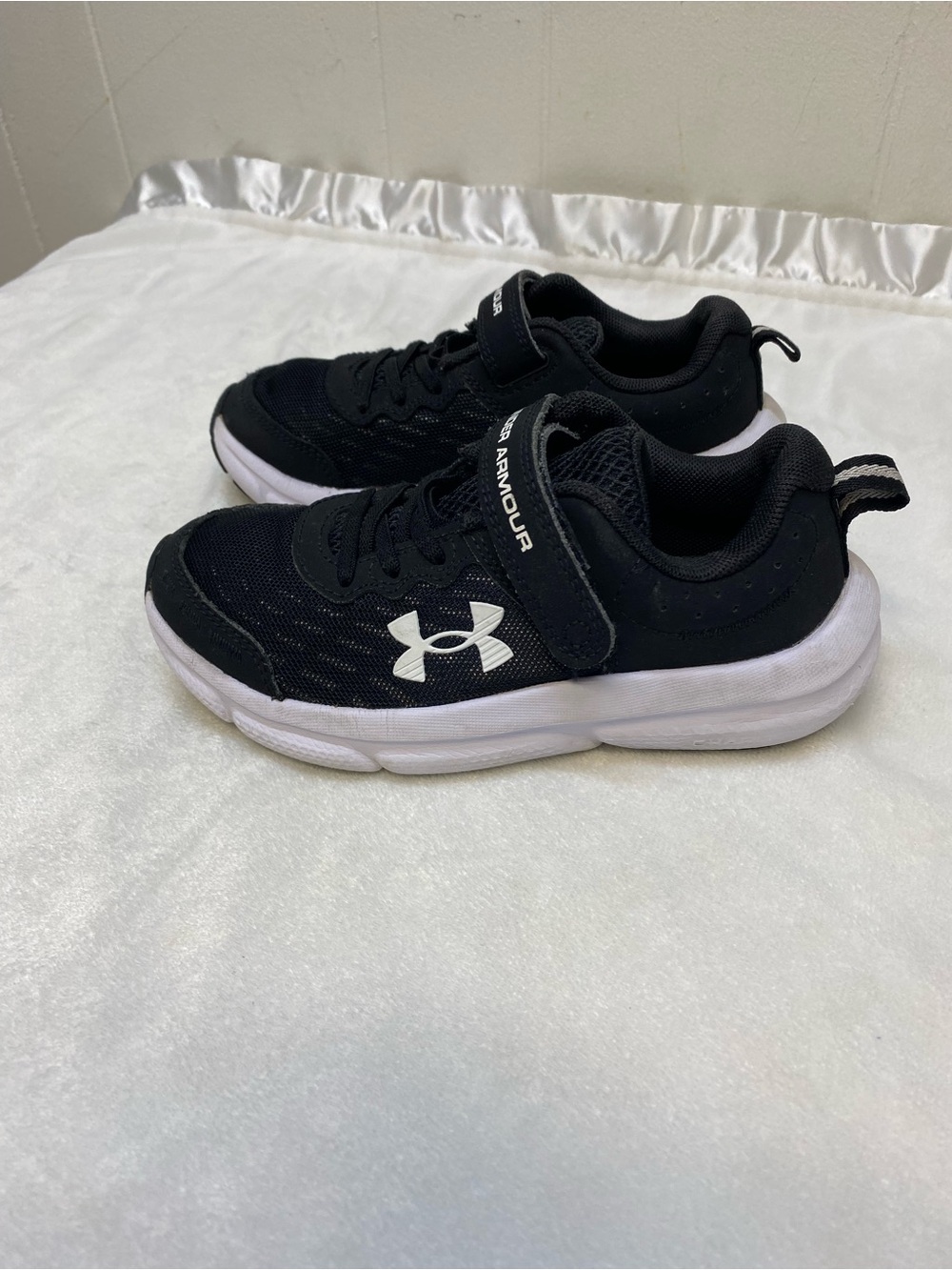 Under Armour Black Athletic Shoes boys Adjustable Strap Run size 13K